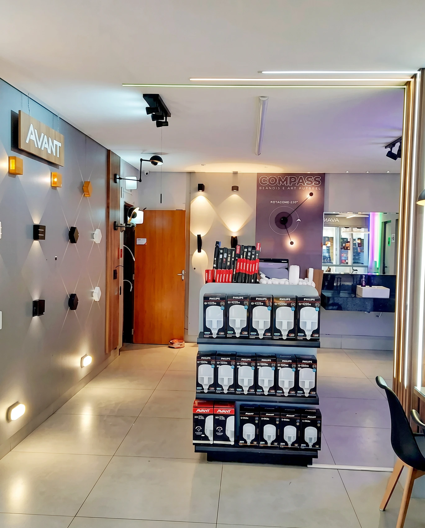 Corredor da loja com painel de arandelas e display de lâmpadas LED