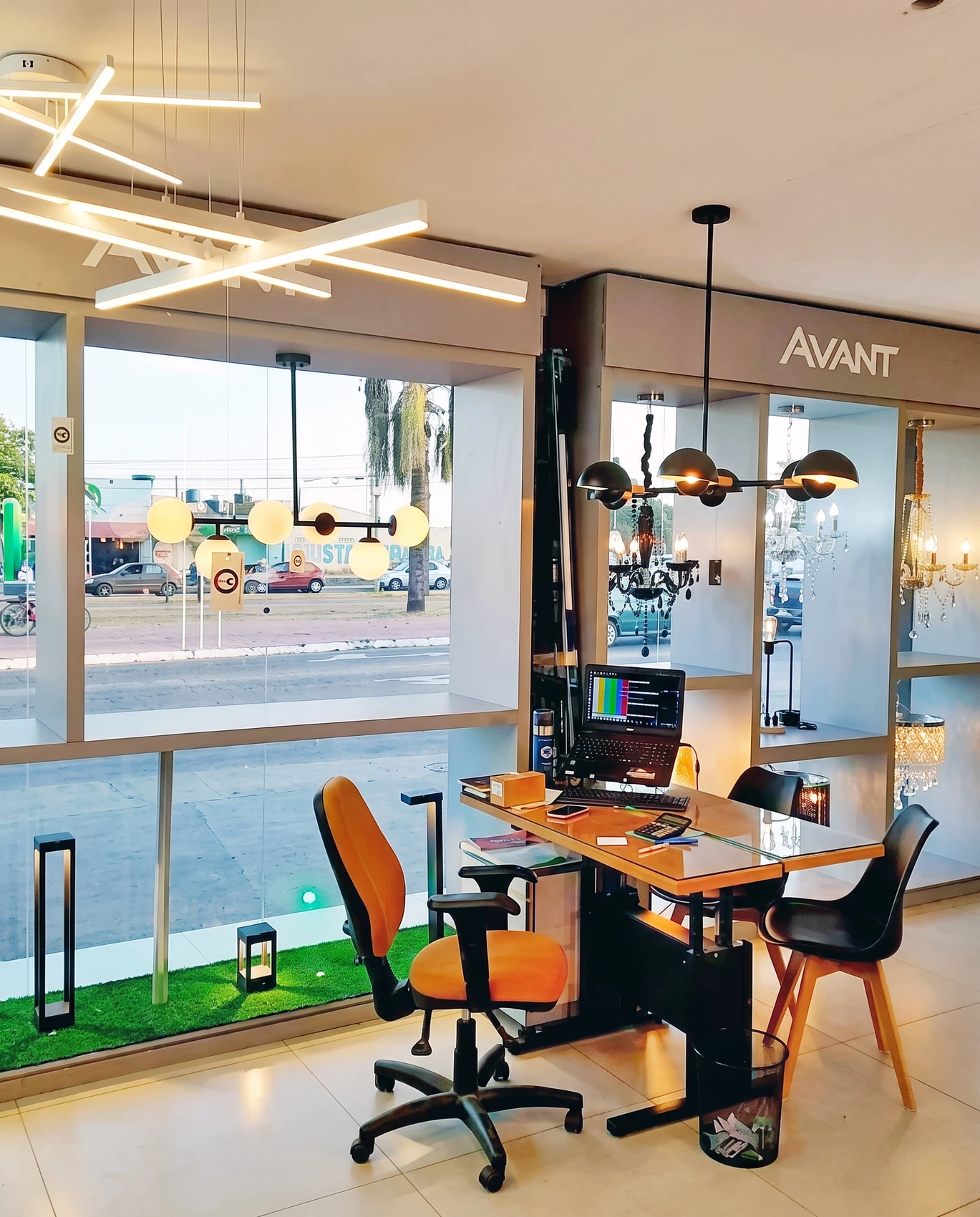 Mesa de atendimento da EletroParis com iluminação decorativa em exposição