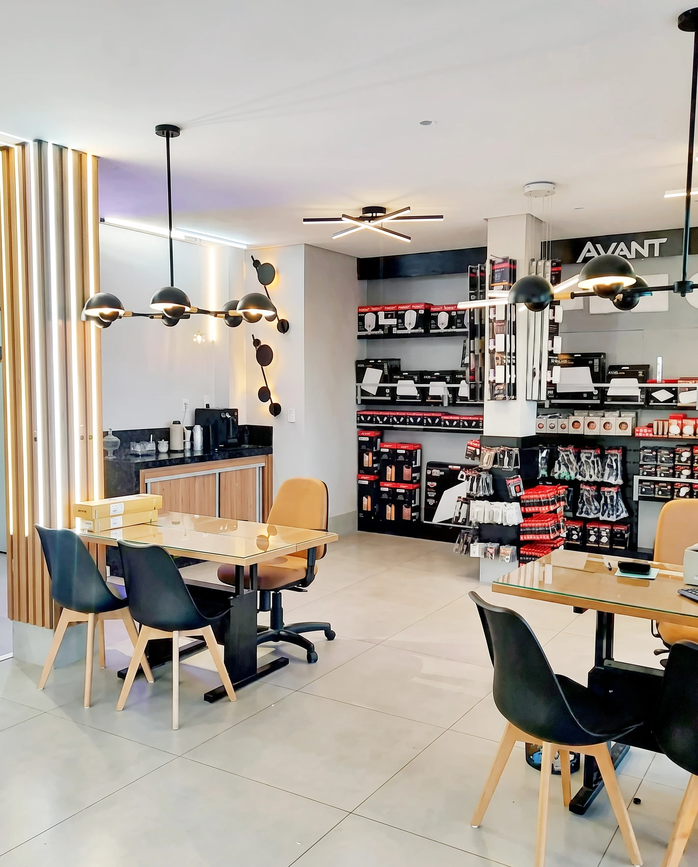 Showroom da EletroParis com lustres, pendentes e prateleiras de materiais