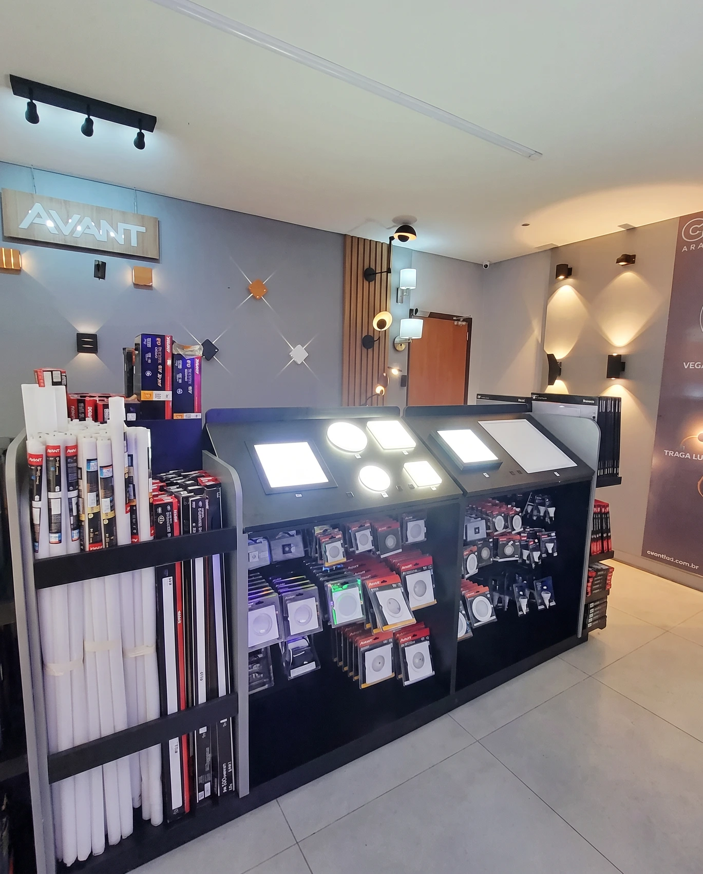 Balcão de iluminação da EletroParis com painéis de LED acesos